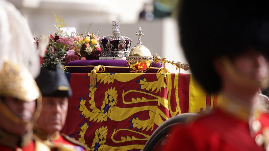 La corona, el orbe y el cetro del Estado sobre el ataúd de su majestad Isabel II durante el cortejo fúnebre de la reina Isabel II este lunes. EFE/EPA/Sgt Donald C Todd/MINISTERIO DE DEFENSA BRITÁNICO