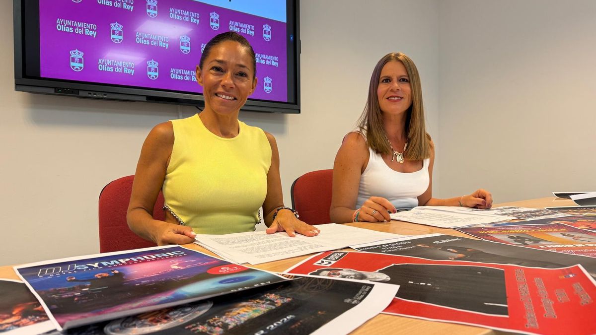 La alcaldesa de Olías del Rey (en primer plano), Charo Navas, durante la presentación del programa de fiestas 2026