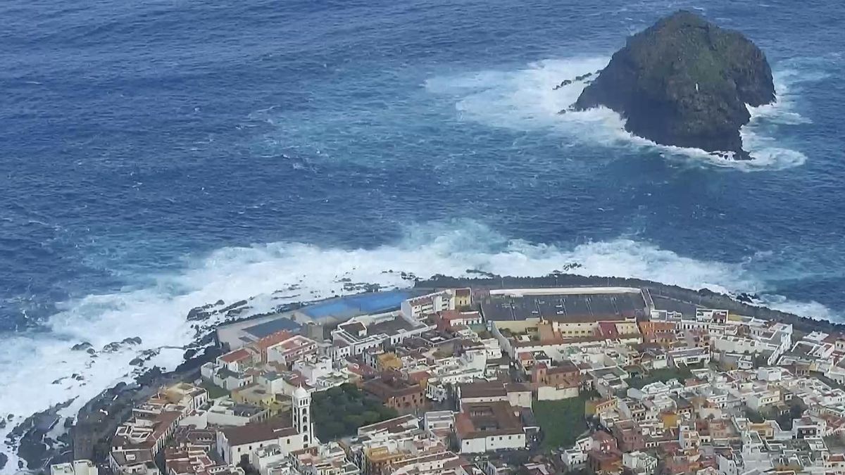 El fuerte oleaje en Garachico obliga a cerrar las avenidas marítimas