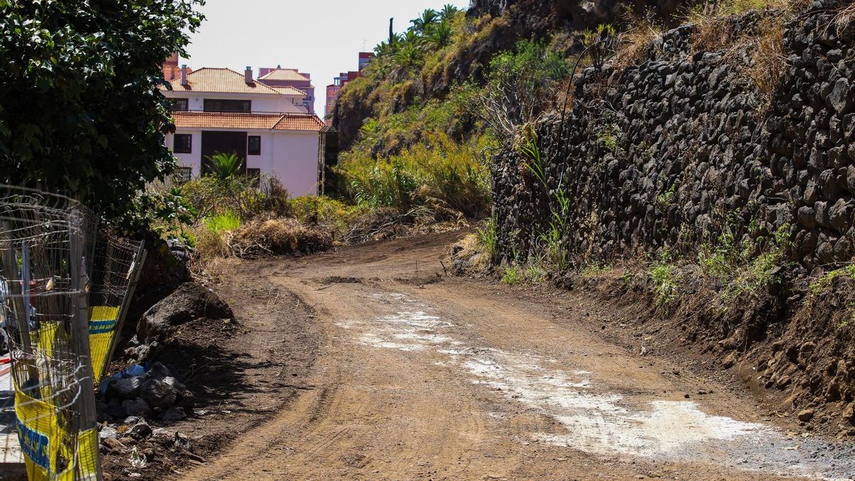 Apertura de un vial de tierra  en el entorno de la Quinta Verde, en Santa Cruz de La Palma (imagen  cedida por el PSOE).