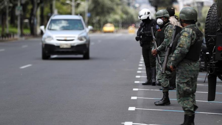 Militares del Ejército de Ecuador patrullan las calles por la cuarentena decretada por el presidente de Ecuador Lenin Moreno.