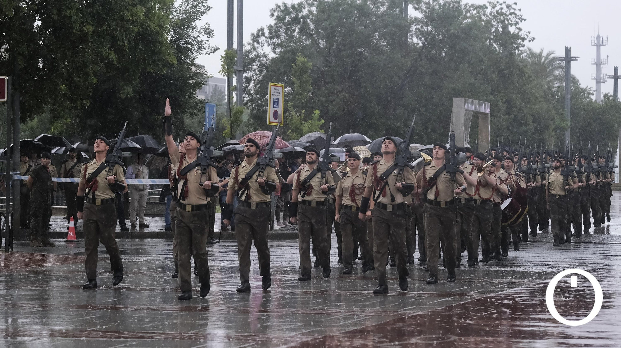 Izado de la bandera de España en la Plaza de España