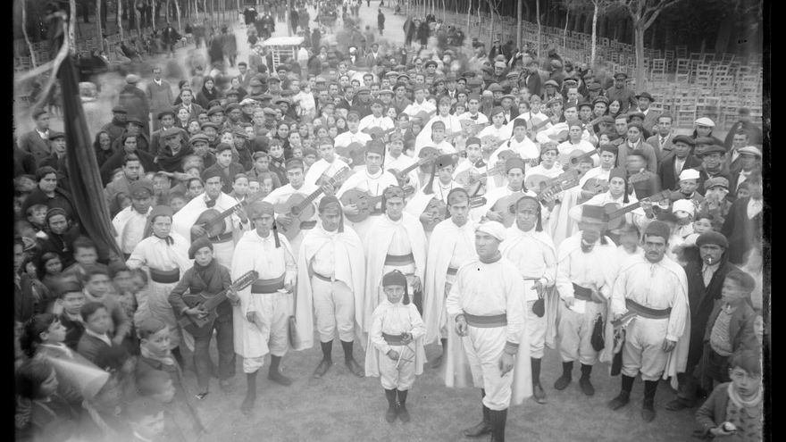 Comparsa del carnaval de Albacete en el paseo del Parque.1930. Fondo Luis Escobar. AHP Toledo.