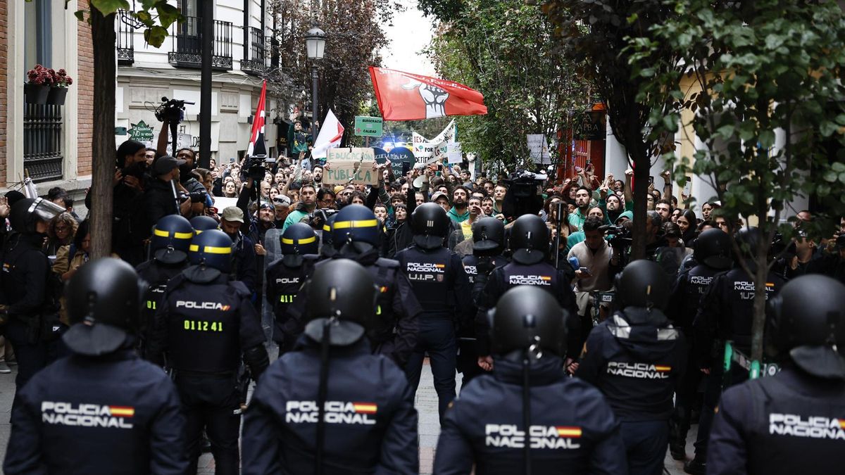 Manifestación de los profesores en huelga durante un acto de Ayuso en Madrid.