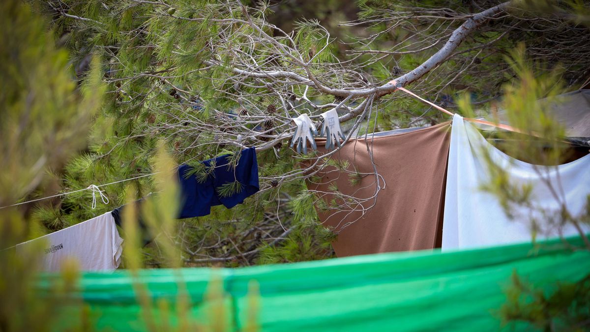 Ropa y sábanas tendidas en la parcela de Cala de Bou donde ha crecido un pequeño núcleo chabolista.