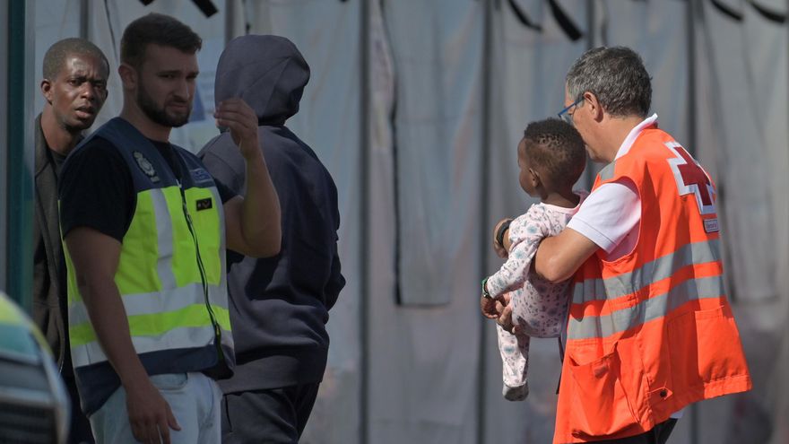 Llegan dos nuevos cayucos a Gran Canaria y El Hierro, con 249 personas a bordo