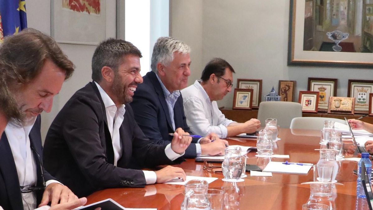 Carlos Mazón junto a José Manuel Cuenca y Santiago Lumbreras, secretarios autonómicos del gabinete y de transparencia.