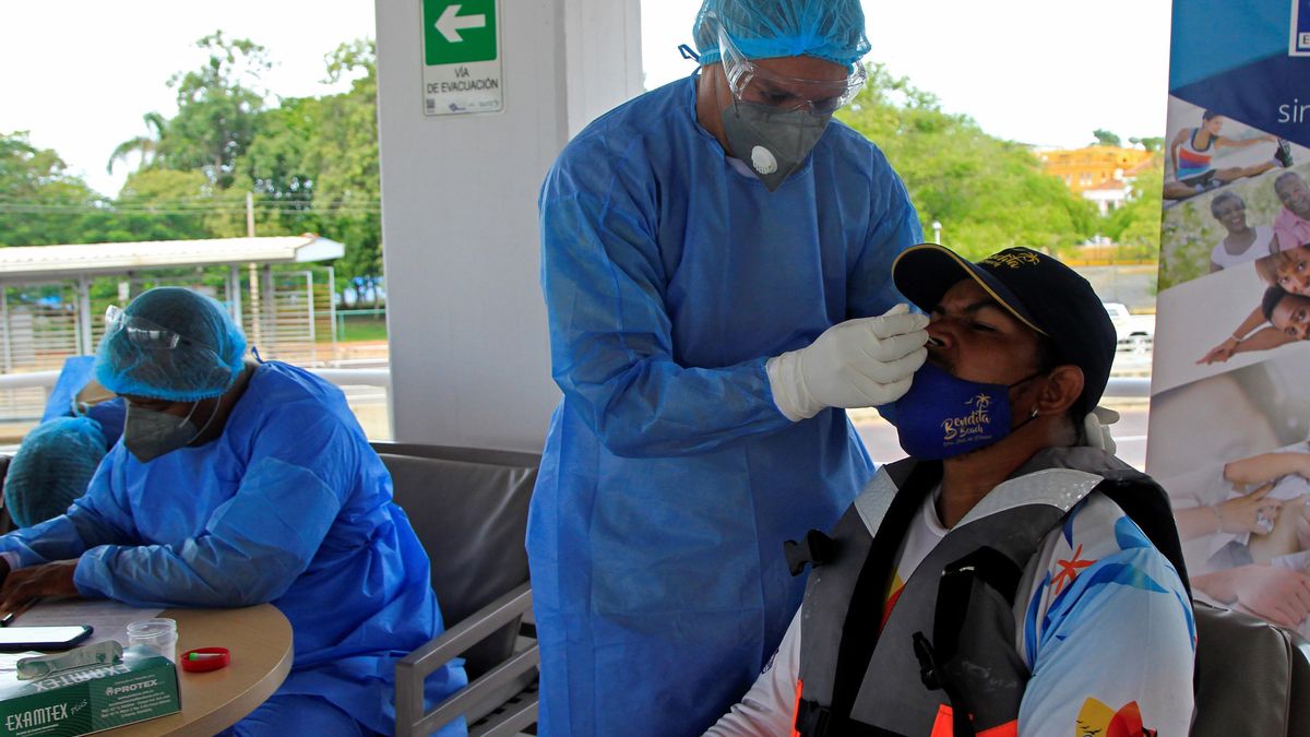 Un trabajador del sector turismo se somete a una prueba hisopada de detección del nuevo coronavirus en Cartagena (Colombia). EFE/ Ricardo Maldonado Rozo/Archivo