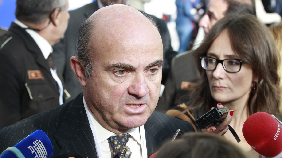 Guindos afirma que el 99% de los negocios de Abengoa son viables