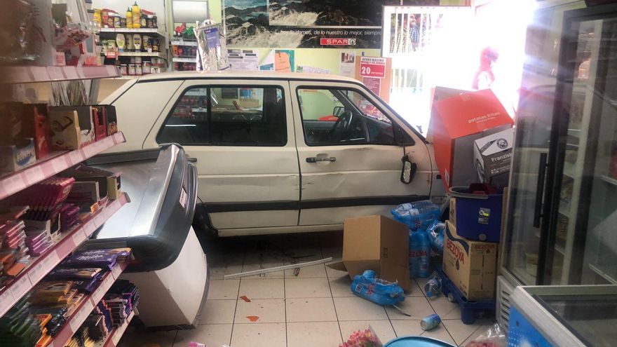 Un coche se empotra en un supermercado en Garafía