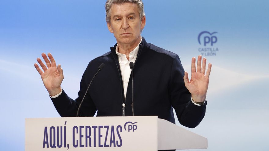 El presidente del Partido Popular, Alberto Núñez Feijóo, interviene durante un mitin, en el Teatro Centro Cultural San Agustín, a 10 de marzo de 2026, en El Burgo de Osma, Soria, Castilla y León (España).