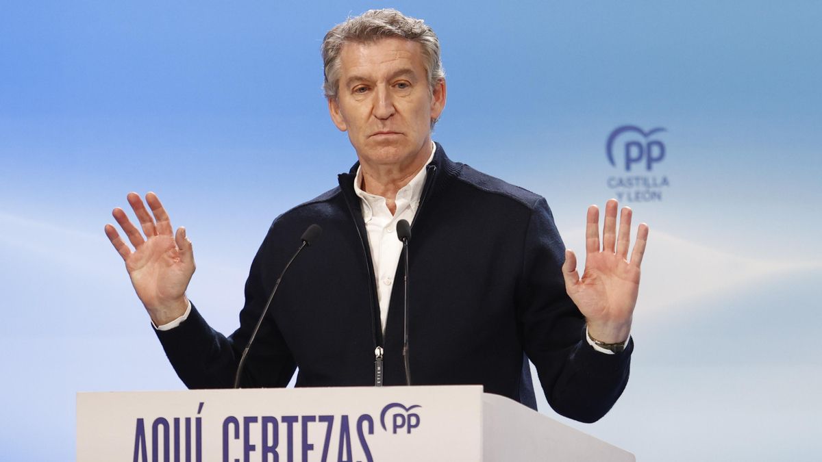 El presidente del Partido Popular, Alberto Núñez Feijóo, interviene durante un mitin, en el Teatro Centro Cultural San Agustín, a 10 de marzo de 2026, en El Burgo de Osma, Soria, Castilla y León (España).