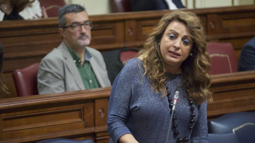 La consejera de Empleo, Políticas Sociales y Vivienda del Gobierno de Canarias, Cristina Valido, durante un pleno del Parlamento de Canarias.