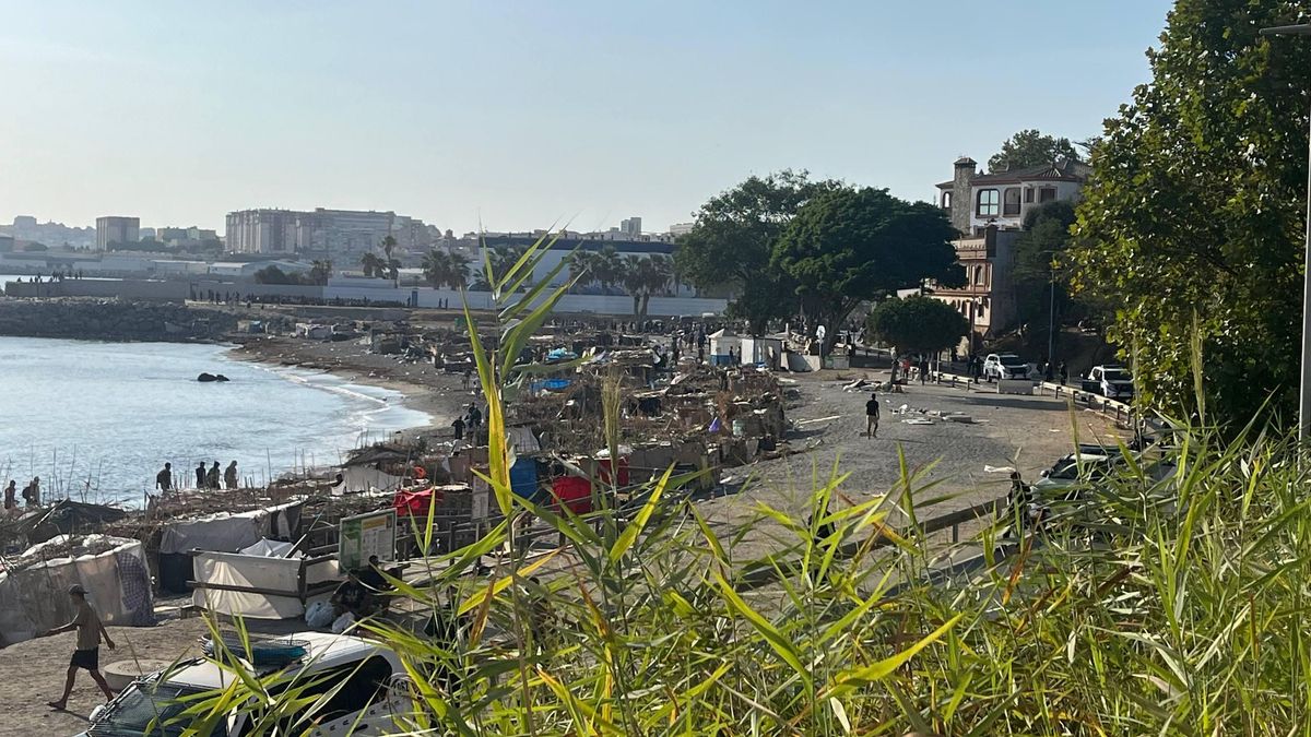 Imagen de la playa de El Trampolín tras el traslado de las personas migrantes.