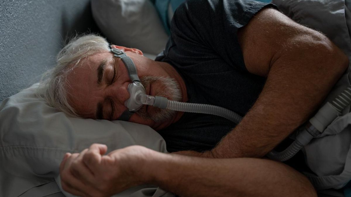 Un paciente con apnea del sueño usa una máscara CPAP