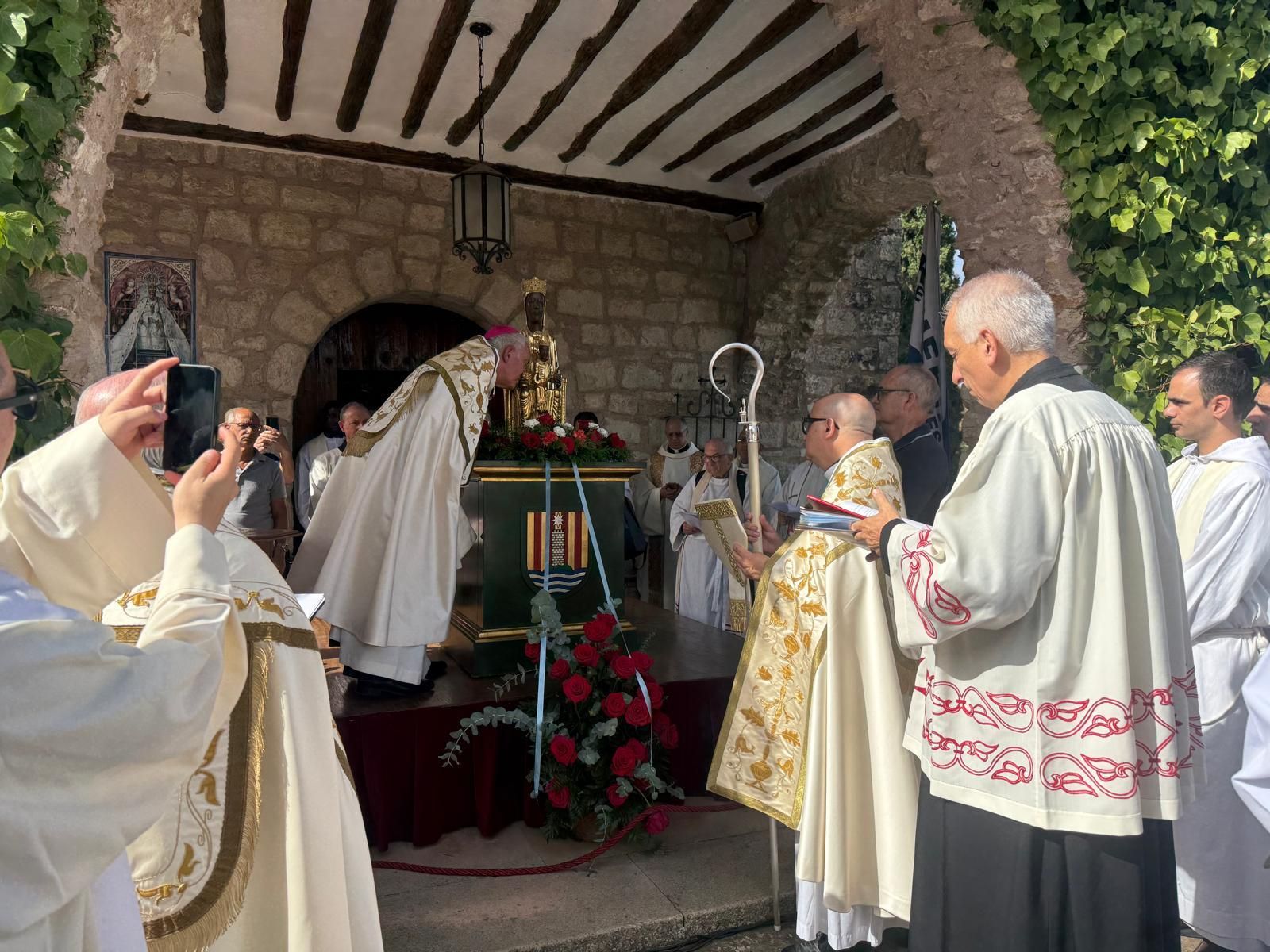 Pérez Pueyo, con la talla original de la Virgen de Torreciudad en la antigua ermita