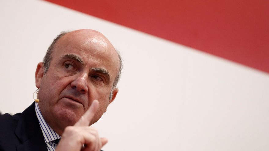 Guindos defiende la oleada de despidos y cierres de oficinas en banca para evitar "una crisis de solvencia"