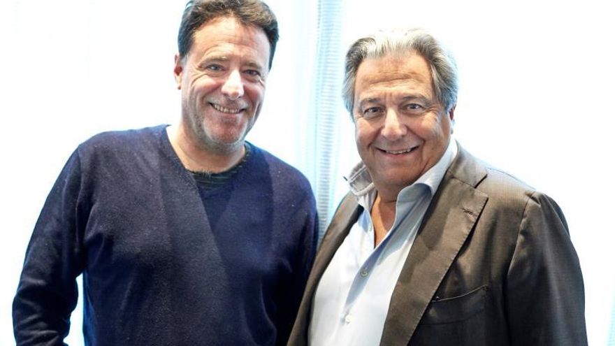 El director de cine  Philippe de Chauveron (i) y el actor Christian Clavier (d) posan durante la presentación este miércoles en Barcelona de su película, "Dios mío, ¿Pero qué te hemos hecho... ahora?", el gran éxito del cine francés de este año, secuela de la comedia "Dios mío, ¿Pero qué te hemos hecho?" EFE/ Alejandro García
