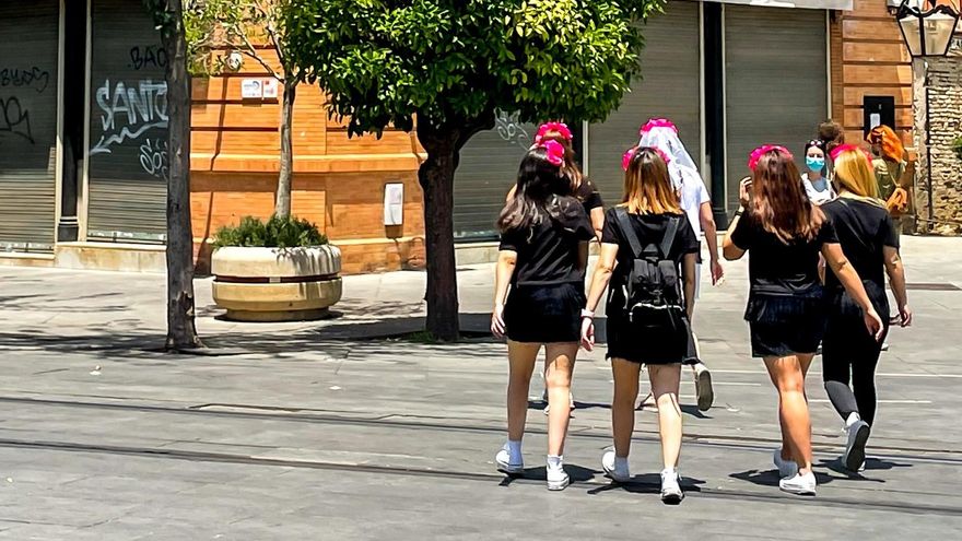 Sevilla multará con hasta 750 euros las despedidas de soltero en la calle en ropa interior o con complementos "sexuales"