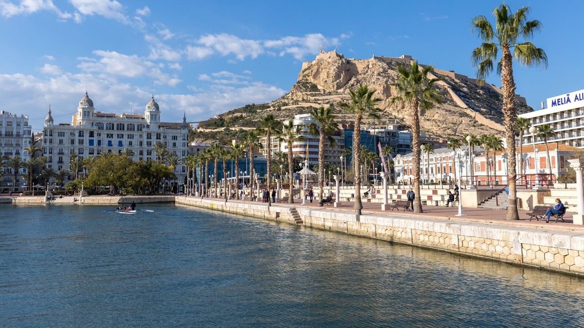 Vista de Alicante, con el castillo de Santa Bárbara al fondo.