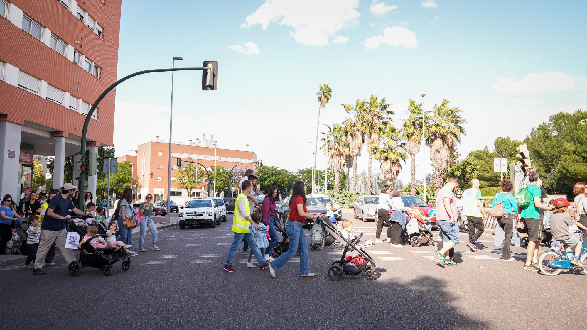 Ruta de familias CEIP Hernán Ruiz у CEIP López Diéguez para reclamar más líneas educativas en ambos centros