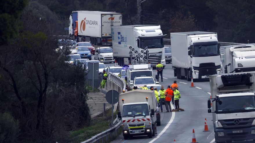 Tráfico intenso en el lugar del accidente de tren de Rodalies donde se produjo el accidente al ceder un talud del muro sobre el que trascurre la AP-7.