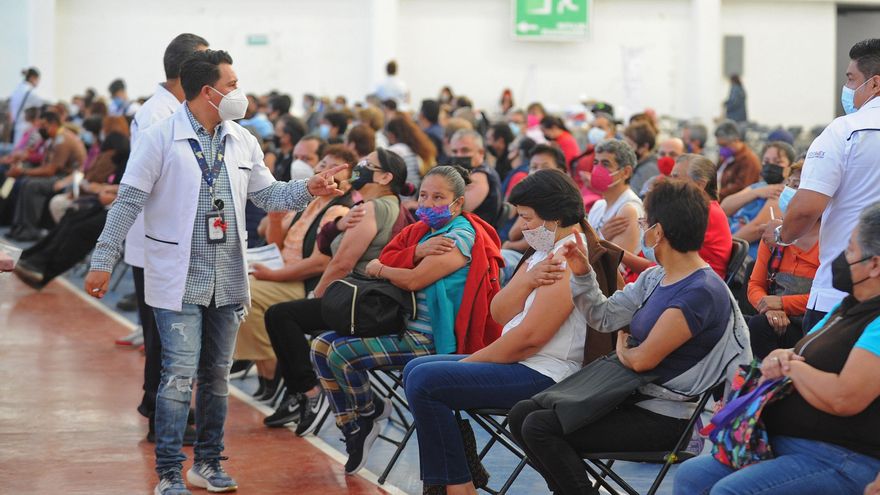 Varias acuden a recibir la segunda dosis de la vacuna contra la covid-19 hoy, en Ciudad Nezahualcoyotl (México). EFE/ Mario Guzmán