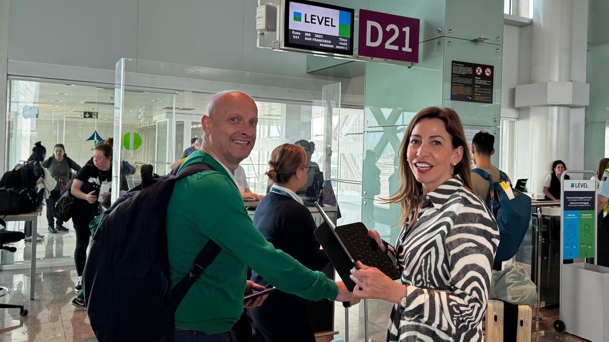 La alcaldesa de Zaragoza, Natalia Chueca, en el aeropuerto rumbo a Estados Unidos.