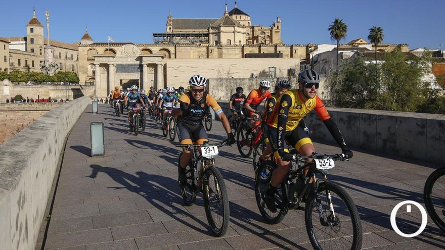 La salida de la penúltima etapa de la Andalucía Bike Race en Córdoba, en imágenes