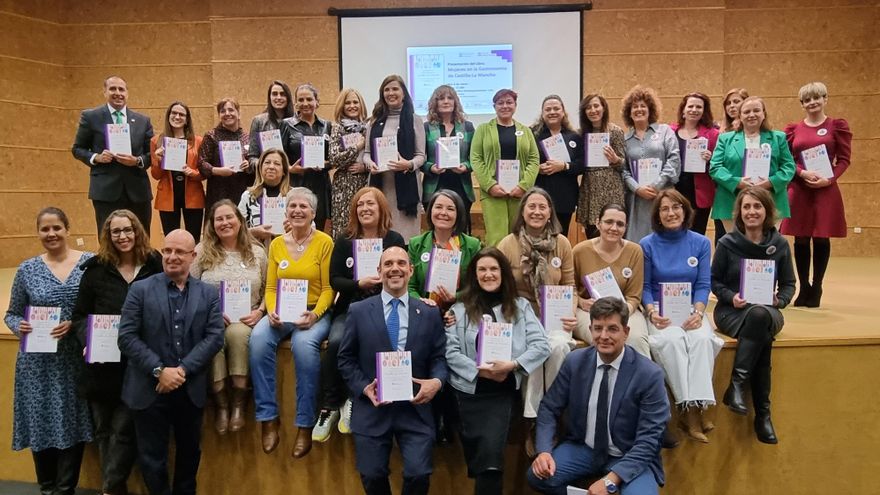 Algunas de las mujeres presentes en el libro posan con el presidente de las Cortes