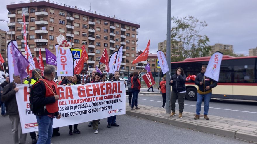 La manifestación por la huelga de autobuses en la estación de autobuses