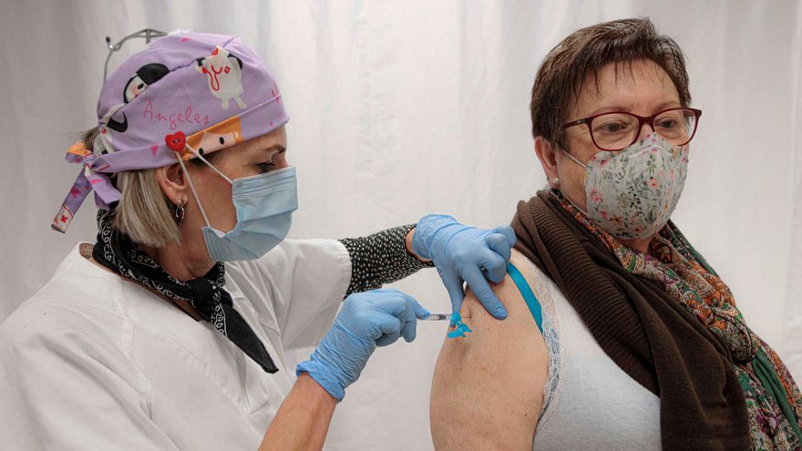 Personal sanitario administra la vacuna contra la covid-19. EFE/Biel Aliño/Archivo