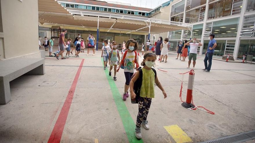Els xiquets accedeixen a classe en fila en el col·legi Balmes de València.