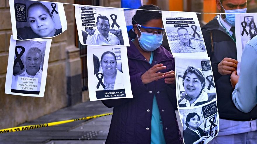 Trabajadores de la salud muestran imágenes de sus colegas muertos por COVID-19, durante una protesta en Ciudad de México (México).