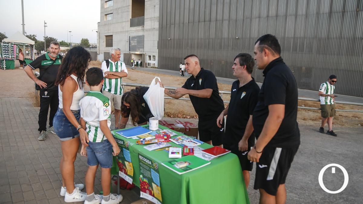 Recogida de material escolar antes del partido frente al Castellón