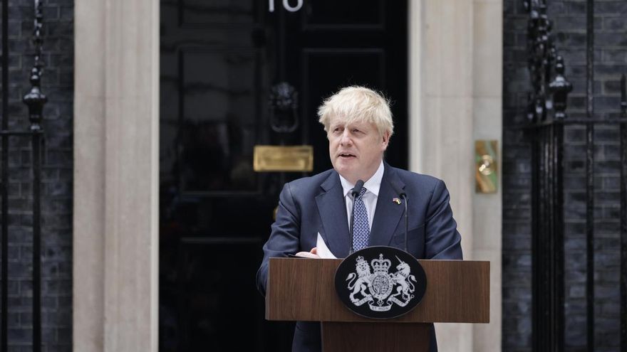 Boris Johnson dimite obligado por su Gobierno y su partido