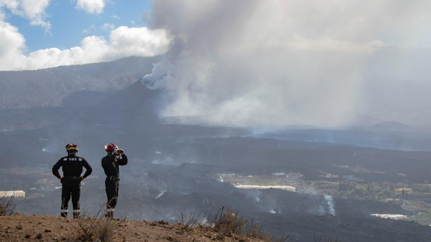 Varias coladas que llevaban días detenidas reciben más lava y provocan desbordes en La Palma