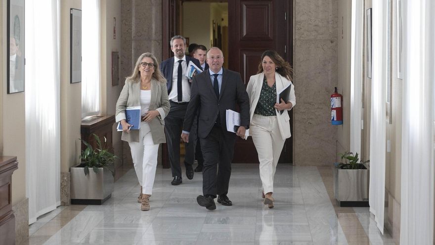 El portavoz del PP en el Congreso, Miguel Tellado (c), a su llegada a una reunión de la Junta de Portavoces, en el Congreso de los Diputados, a 17 de septiembre de 2024, en Madrid (España).