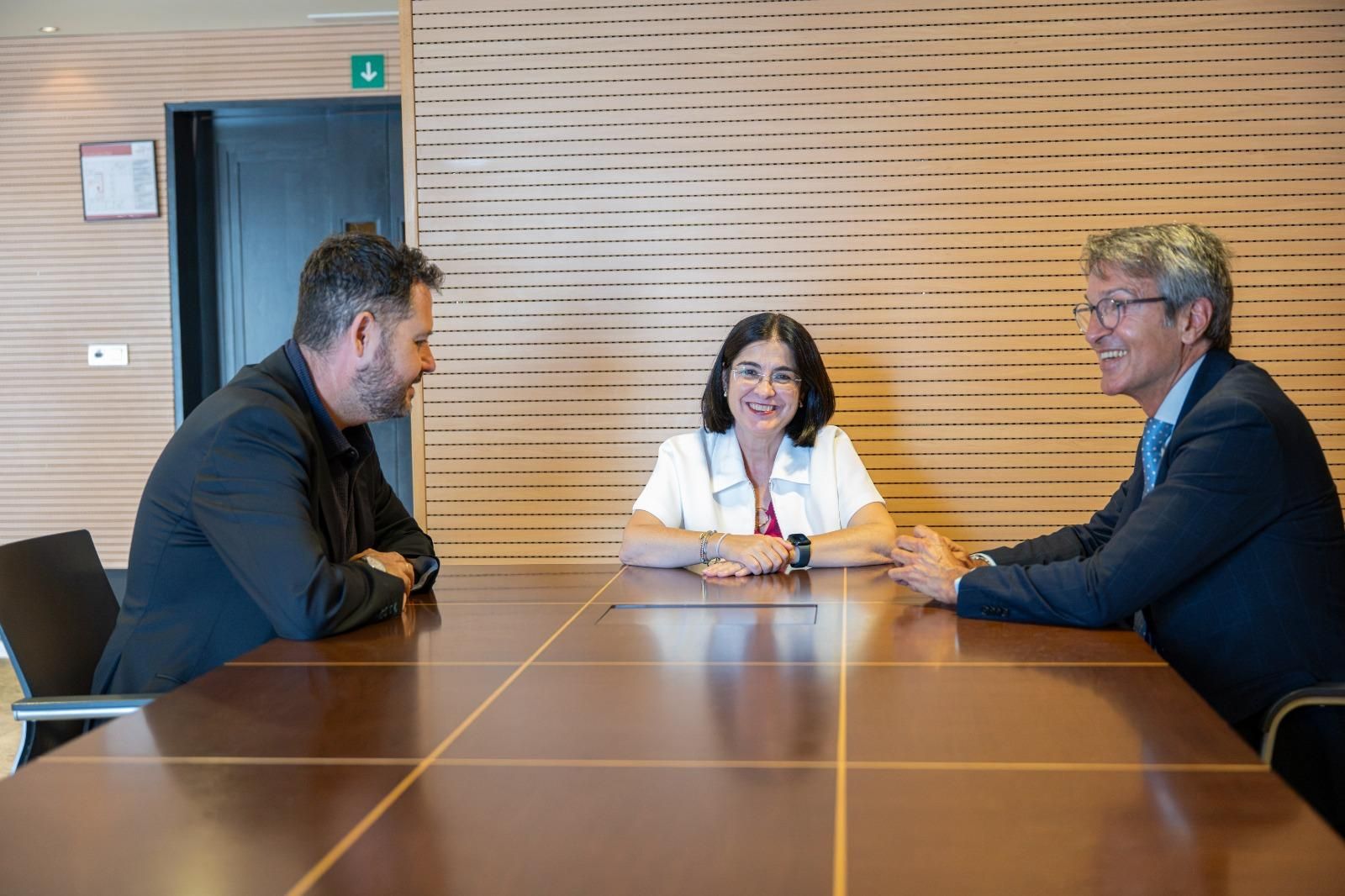 La alcaldesa, Carolina Darias, junto al concejal de Cultura Josué Íñiguez, y el director general de la Fundación Auditorio Teatro, Zoilo Alemán.