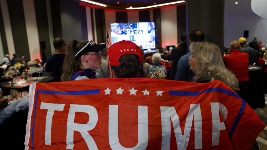 Las Vegas (United States), 06/11/2024.- People attend the Nevada Republican Party watch party at the Ahern Hotel in Las Vegas, Nevada, USA, 05 November 2024.