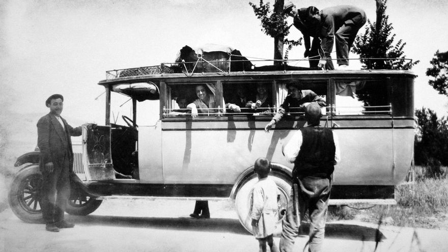 El coche de línea. Valderrebollo (Guadalajara). 1937