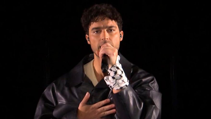Un artista lleva un pañuelo palestino como reivindicación en el arranque de Eurovisión y la UER lo critica