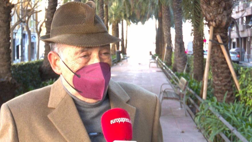 Carlos, el anciano que ha recogido más de 388.000 firmas por un trato humano en los bancos: "Mientras no se consiga, lo intentaremos todo"