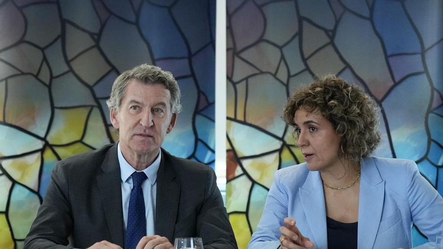 Alberto Núñez Feijóo y Dolors Monserrat, durante un encuentro organizado por el Partido Popular Europeo, en el Hotel Eurostars Grand Marina, a 2 de octubre de 2025, en Barcelona, Catalunya (España).