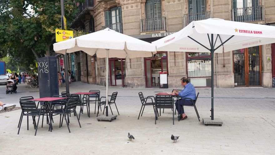 Marcas en el suelo para evitar el descontrol de terrazas en Barcelona: "Abusan del espacio público"