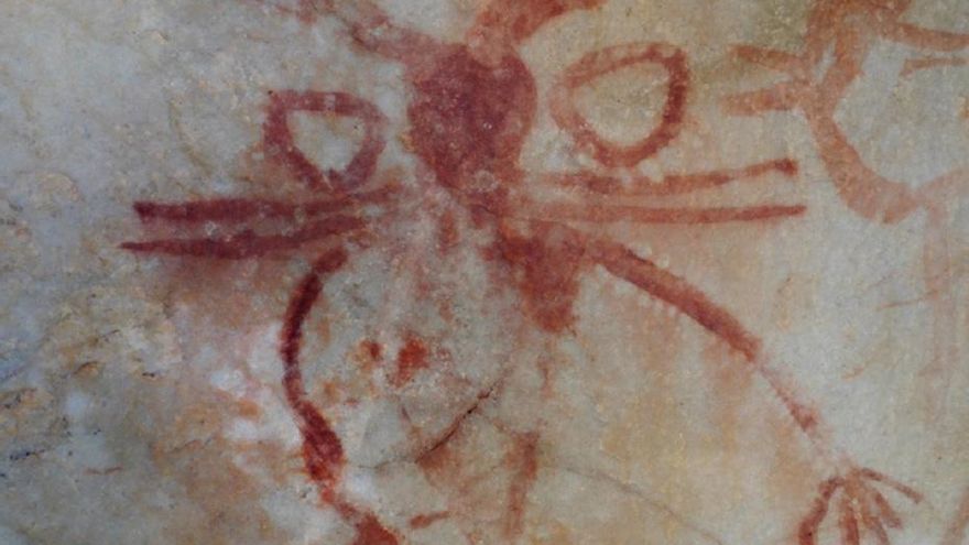 Una de las figuras antropomorfas atacadas, con detalles de aretes y en los brazos.