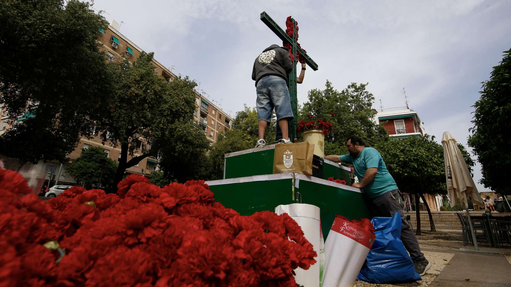 Montaje de cruces de mayo