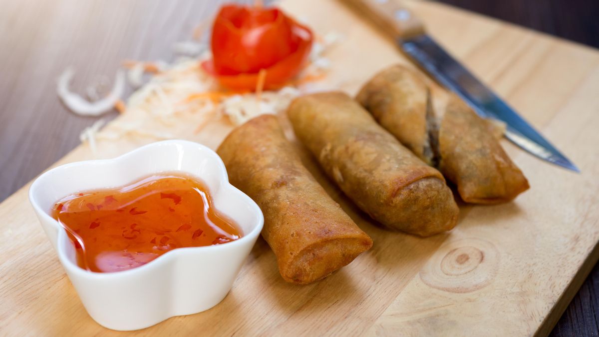 La salsa agridulce es un buen acompañamiento para los rollitos de primavera