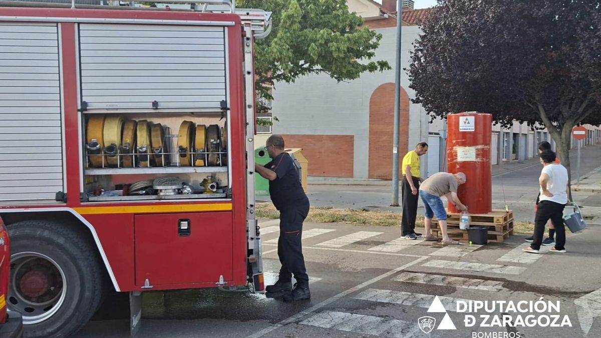 Una avería en la red de abastecimiento de Tarazona obliga a instalar depósitos de agua para los vecinos