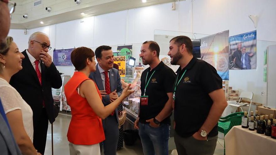 Visitando uno de los expositores productores de aceite de oliva.